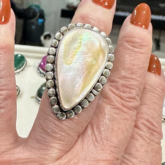 💕 Mother of pearl pear silver overlay 925 gemstone ring. Size 6 - Picture 1 of 6